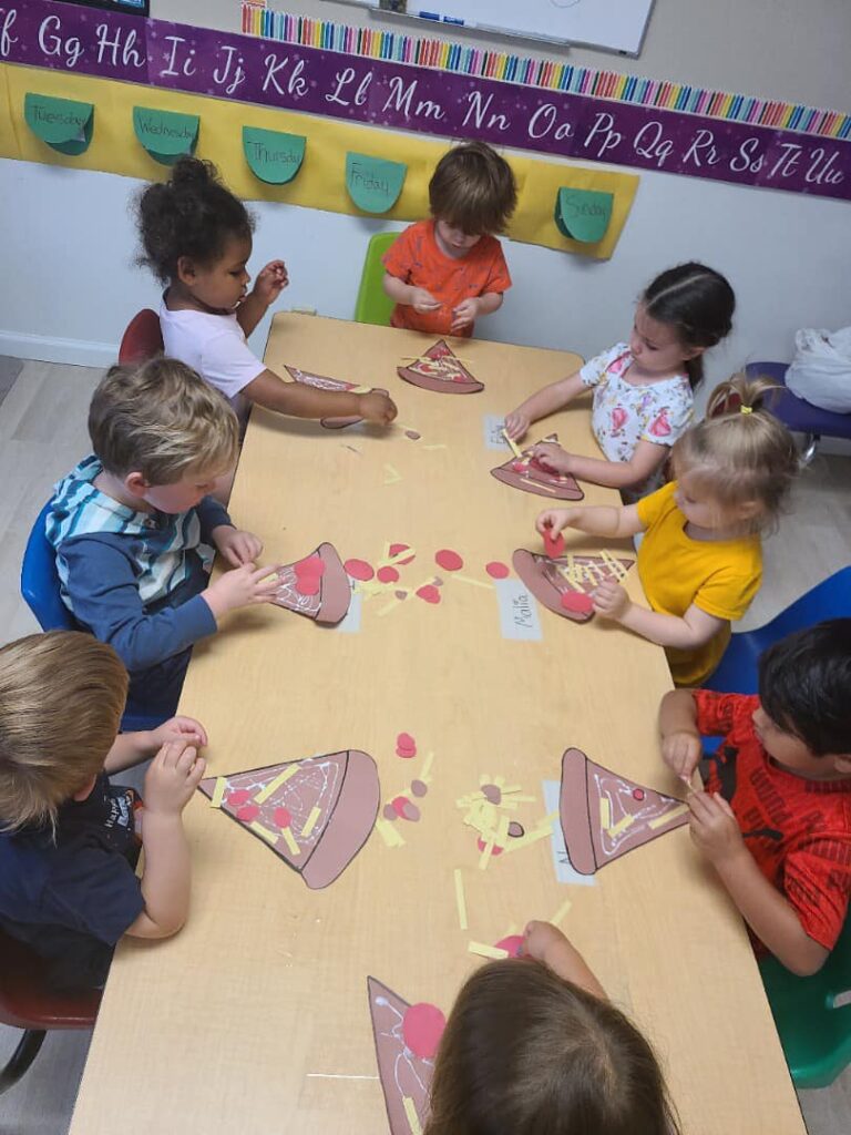 children decorating pizza artwork